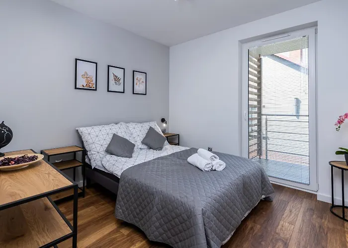 Prestigious With Garden, Garage, And Elegant קרקוב