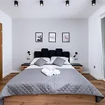 Prestigious With Garden, Garage, And Elegant * 크라쿠프