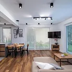 Prestigious With Garden, Garage, And Elegant 빌라 *